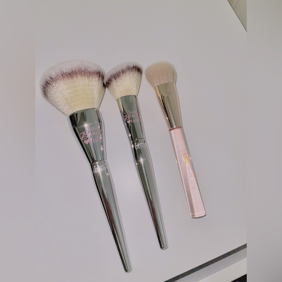 It cosmetics brush sold out on Ulta - Picture 1 of 2